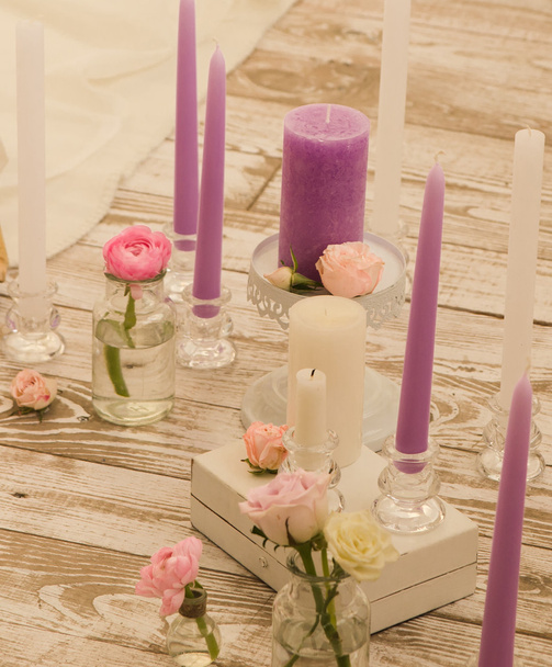 Κεριά και λουλούδια. Στολισμός Εκκλησίας εκδήλωση - Φωτογραφία, εικόνα