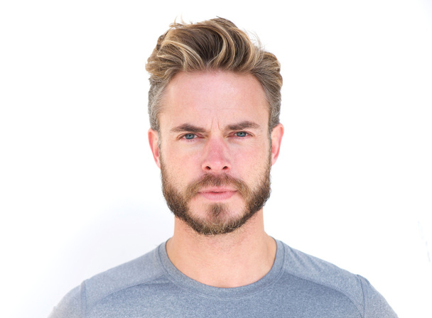 Retrato horizontal de un hombre serio con barba
  - Foto, imagen