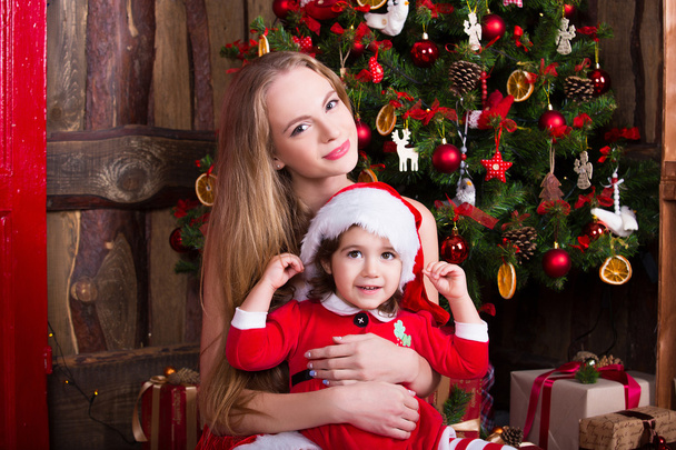İki küçük kız Noel ağacı süsleme. Yeni yıl hazırlık. Kızlar eğleniyor - Fotoğraf, Görsel