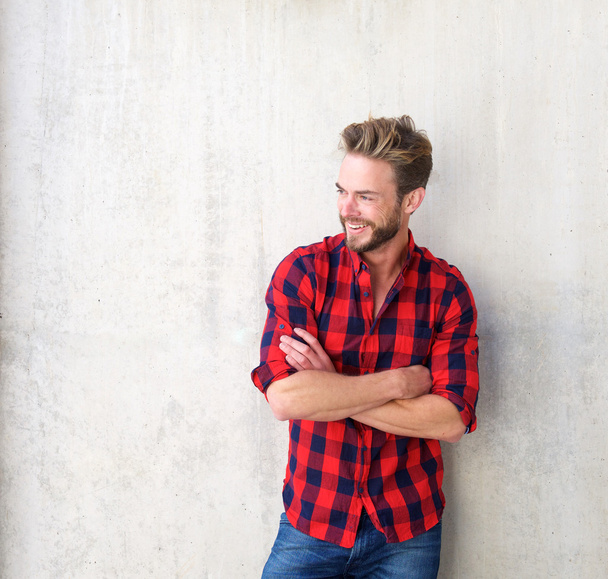 Confident smiling man posing with arms crossed - Foto, imagen