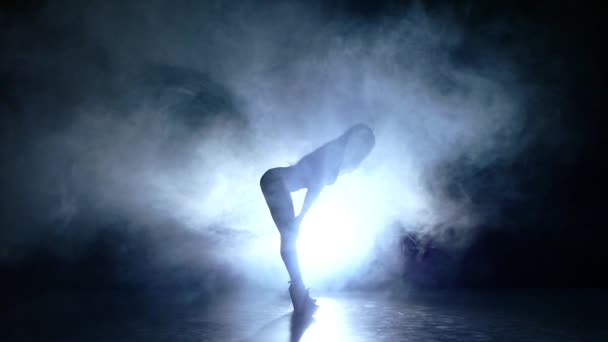 bela dançarina striptease posando em estúdio. Movimento lento. fumar. vista lateral
 - Filmagem, Vídeo