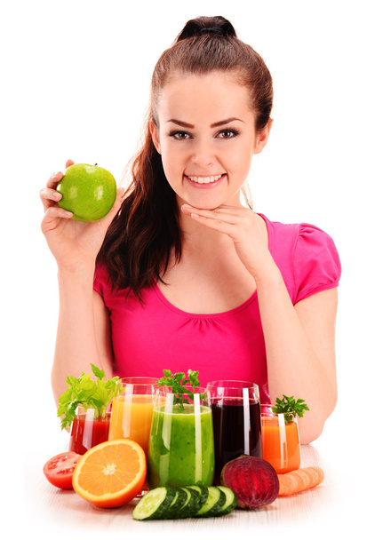 Mujer joven con variedad de jugos de verduras y frutas
 - Foto, Imagen