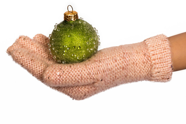 Mano femenina en manopla de piel rosa mantener juguetes de Navidad
 - Foto, imagen