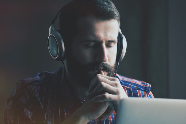 bearded man  in headphones - Foto, Imagem