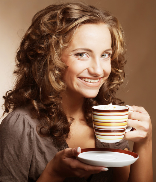 woman with curly hair drinhing coffee - Foto, Imagem