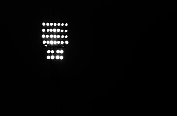 büyük kule deniz feneri gece s sırasında birçok projektörler ile - Fotoğraf, Görsel