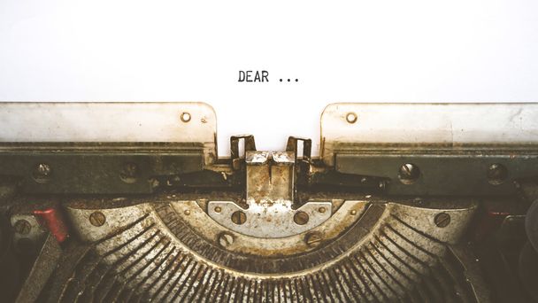 Друкарська машинка і порожній білий папір зі словом Дорогий, вінтажний стиль
 - Фото, зображення