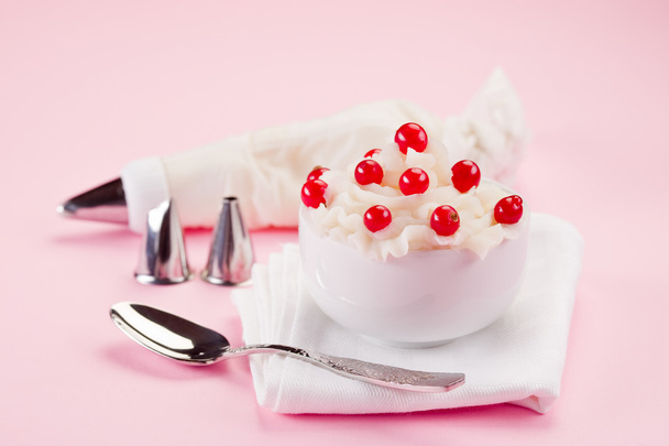 Cream Dessert with currants - Fotoğraf, Görsel