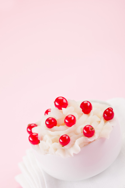 Cream Dessert with currants - Foto, afbeelding