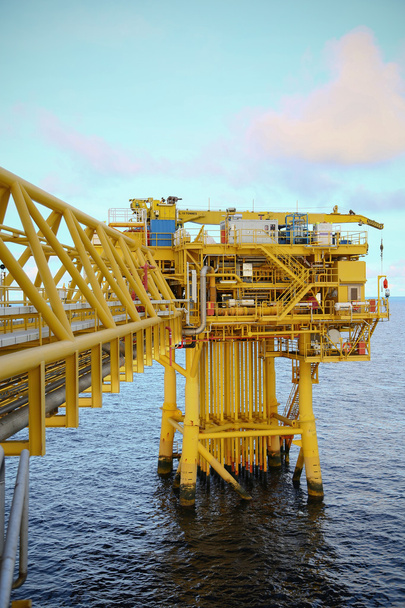 Plataforma de construcción offshore para la producción de petróleo y gas, industria del petróleo y gas y trabajo duro, plataforma de producción y proceso de operación por función manual y automática
. - Foto, imagen