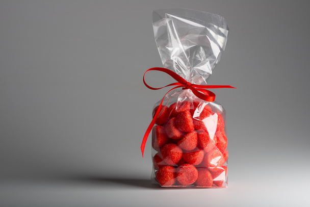 Πολυτελείας δώρο υπόξινη φράουλες με αντίγραφο χώρου - Φωτογραφία, εικόνα