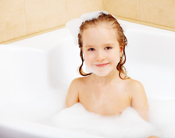 Child in the bathtub - Фото, изображение