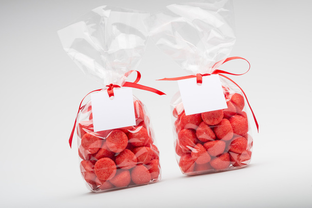 zwei elegante Plastiktüten Erdbeere als Geschenk - Foto, Bild