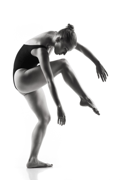 ballerino moderno in posa su sfondo bianco - Foto, immagini