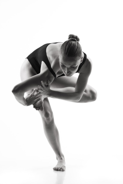 bailarina de ballet moderna posando sobre fondo blanco - Foto, Imagen