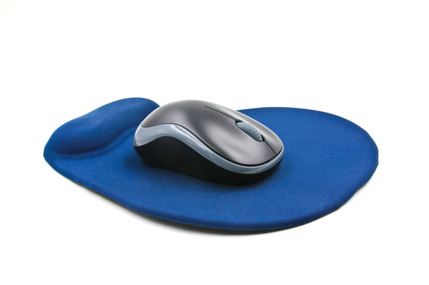 Ratón de ordenador inalámbrico en almohadilla azul del ratón aislado en blanco
 - Foto, imagen