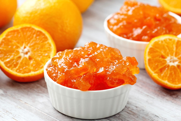 Marmellata di mandarino in ciotola con frutta fresca
 - Foto, immagini