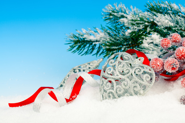 Різдвяна прикраса над снігом, синій фон
 - Фото, зображення