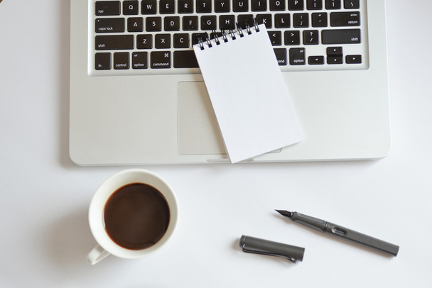 Tasse à café, cahier en spirale, clavier d'ordinateur et stylo sur blanc
 - Photo, image