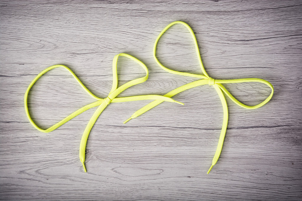 Lacets jaunes en forme de ruban
 - Photo, image