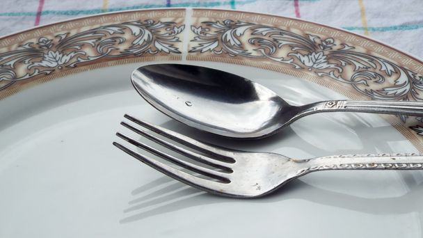 Plat, cuillère et fourchette sur la table
 - Photo, image