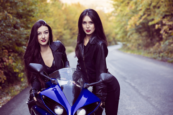 dwie piękne kobiety pasjonat motocykli, pozowanie w natu - Zdjęcie, obraz