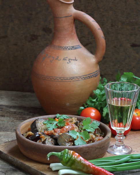 Domates ve biber ve bir votka şarap cam ile baharatlı patlıcan - Fotoğraf, Görsel