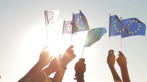 Lidé drží vlajky Evropské unie. - Záběry, video