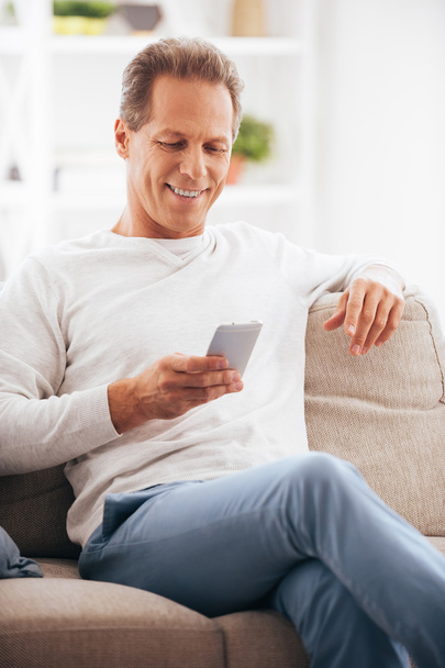 mature man holding mobile phone - Foto, afbeelding