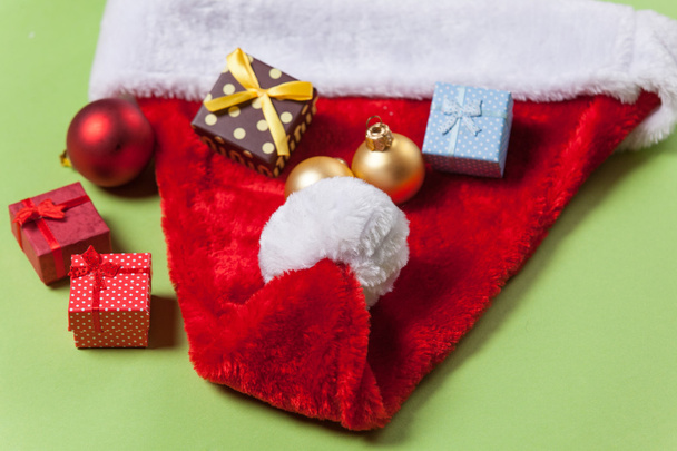 Santa Claus klobouk a vánoční ozdoby - Fotografie, Obrázek