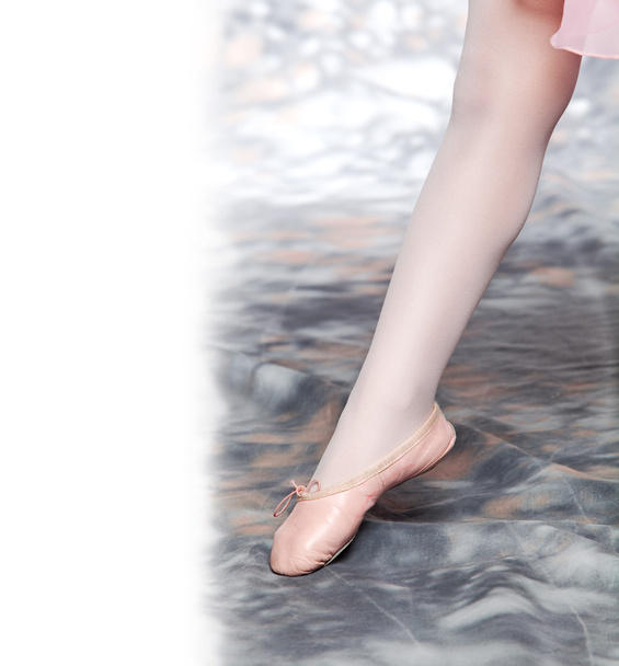 Pointe ayakkabı ile küçük kız - Fotoğraf, Görsel
