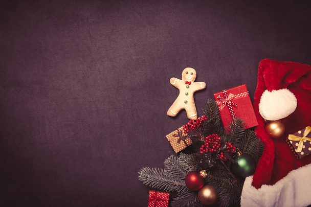 ジンジャーブレッド男性とクリスマス プレゼント - 写真・画像
