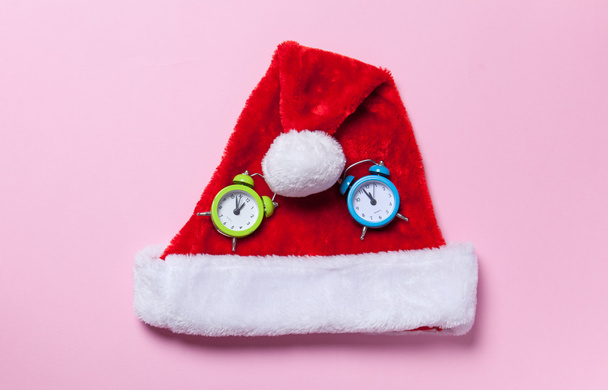 két óra és a Santa Claus kalap - Fotó, kép