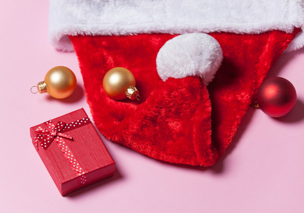 Santa Claus kalap és chrismtas ajándék - Fotó, kép
