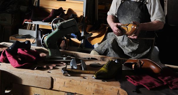 artigiano fare scarpe uomo fatto a mano di lusso
 - Foto, immagini