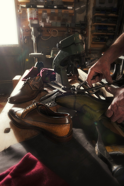 artisan faisant des chaussures homme de luxe faites à la main
 - Photo, image