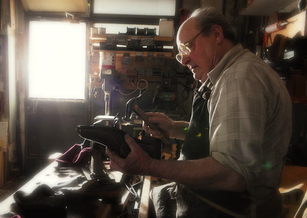 artesano haciendo zapatos de hombre hechos a mano de lujo
 - Foto, imagen