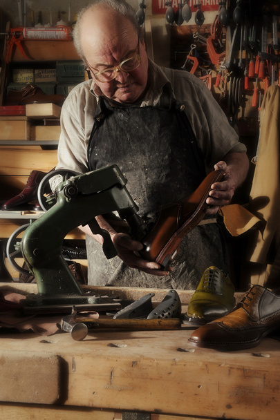 Handwerker stellt handgefertigte Luxusschuhe her - Foto, Bild