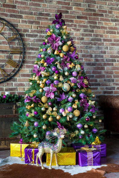 Weihnachten und Neujahr dekorierten Innenraum mit Geschenken und - Foto, Bild