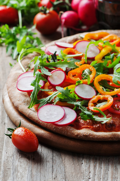 Веганская пицца с редиской и паприкой
 - Фото, изображение