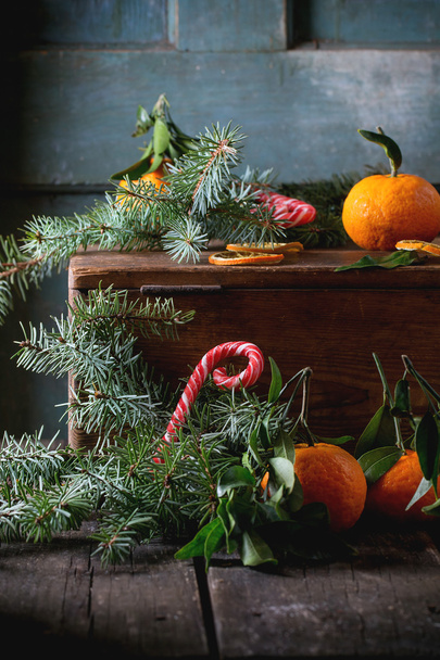 Tangerines (clémentines) dans le décor de Noël
 - Photo, image