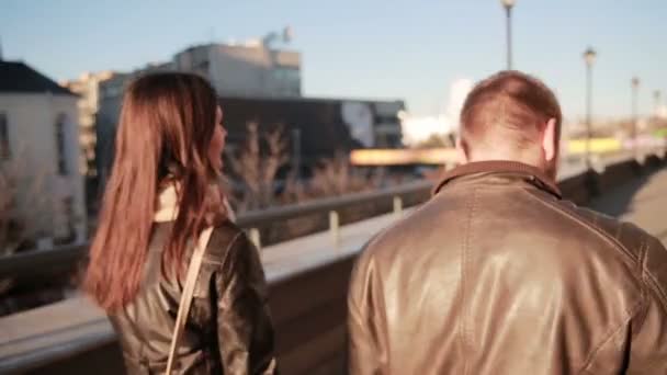 Νεαρό ζευγάρι μιλώντας στην πόλη - Πλάνα, βίντεο