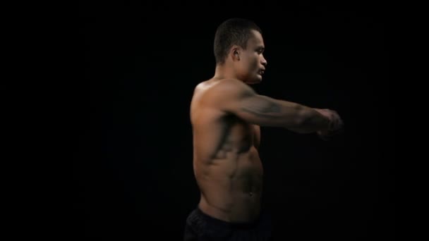 Svalnatý atletický muž kroucení trupu - Záběry, video