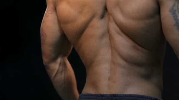 El hombre amasa los músculos de la espalda
 - Metraje, vídeo