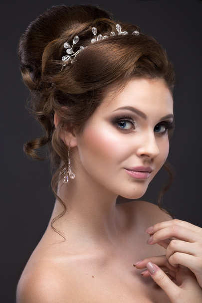 Beautiful brunette girl with perfect skin, evening make-up, wedding hairstyle and accessories. Beauty face. - Foto, imagen