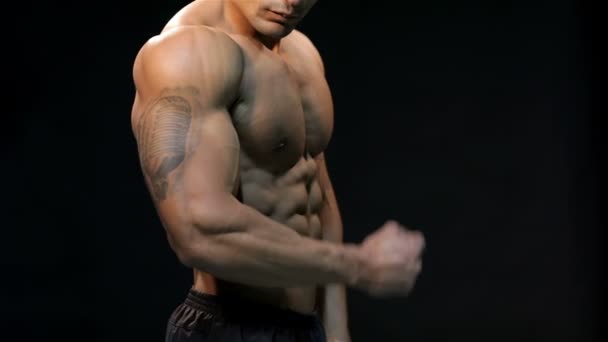 close up preto atlético homem mostra bíceps
 - Filmagem, Vídeo