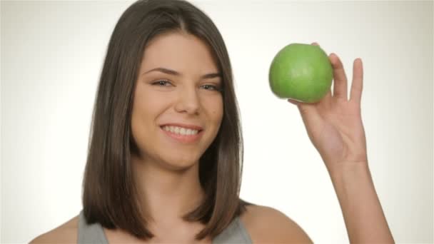 Yeşil elma ile çekici atletik kız - Video, Çekim
