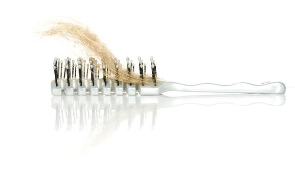 Cepillo con mechón de caída del cabello
 - Foto, Imagen