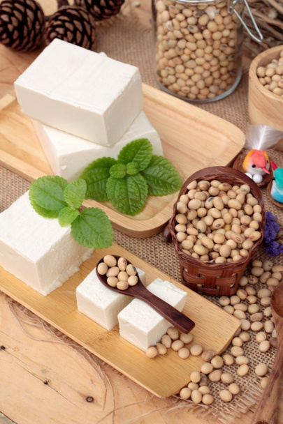 Tofu und Sojabohnen auf Holzgrund. - Foto, Bild