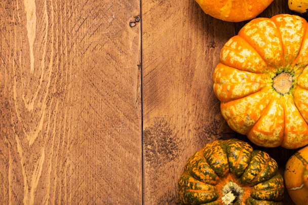 Kleurrijke Pumpkins op houten achtergrond - Halloween, Thanksgiving - Foto, afbeelding